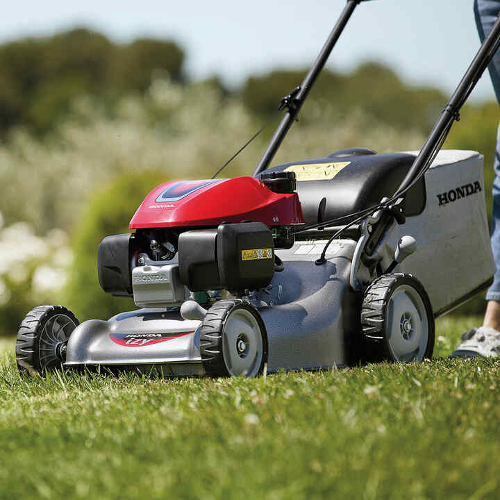 Tondeuses Honda IZY coupant l'herbe