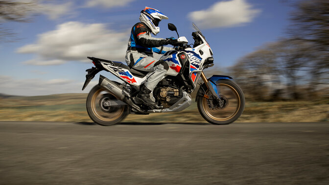 Vue de 3/4 arrière de l'Africa Twin avec silencieux SC-Project
