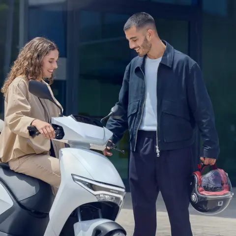 Mannequins observant le Honda CUV e dans un environnement urbain.
