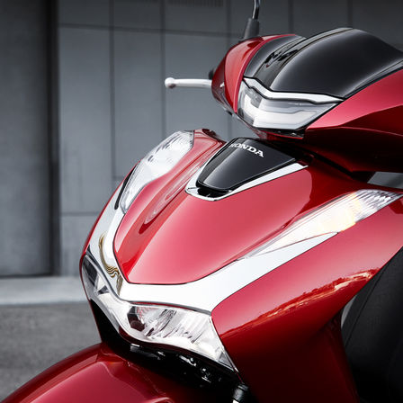 Honda SH150i, vue de face, zoom sur le phare avant