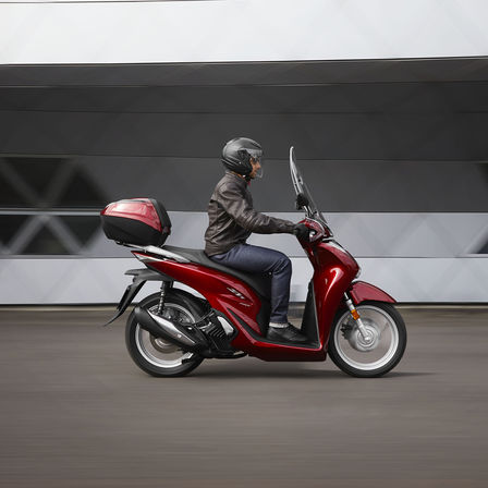 Honda SH150i, côté droit, avec pilote, conduite en ville