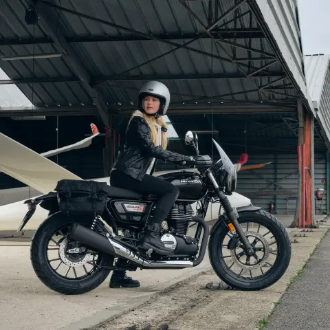 Vue latérale de la GB350S avec accessoires et une pilote femme