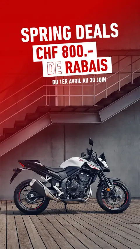Vue de côté de la CB500 Hornet avec motard